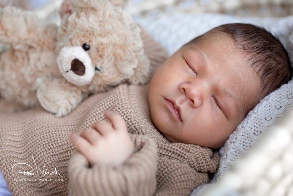 Baby Fotoshooting Winterthur, Baby schläft mit Teddy im Arm, hell und modern