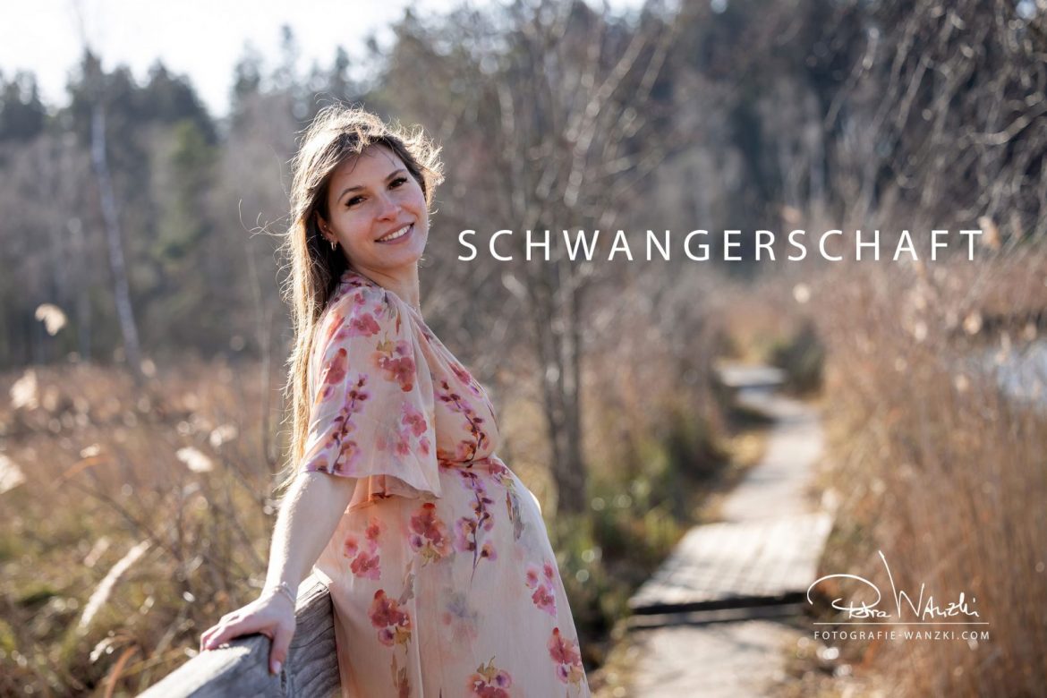 Schwangere Frau geniesst die Sonne an einem Weiher bei Winterthur und fühlt sich sehr wohl
