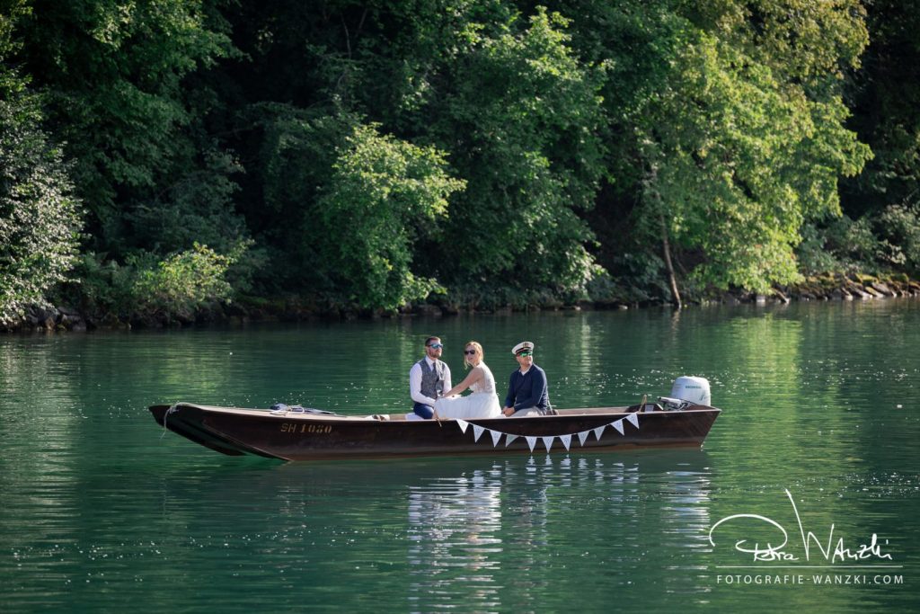Brautpaar in einem Boot auf dem Rhein, entspannte Atmosphäre, alle haben Sonnenbrillen auf