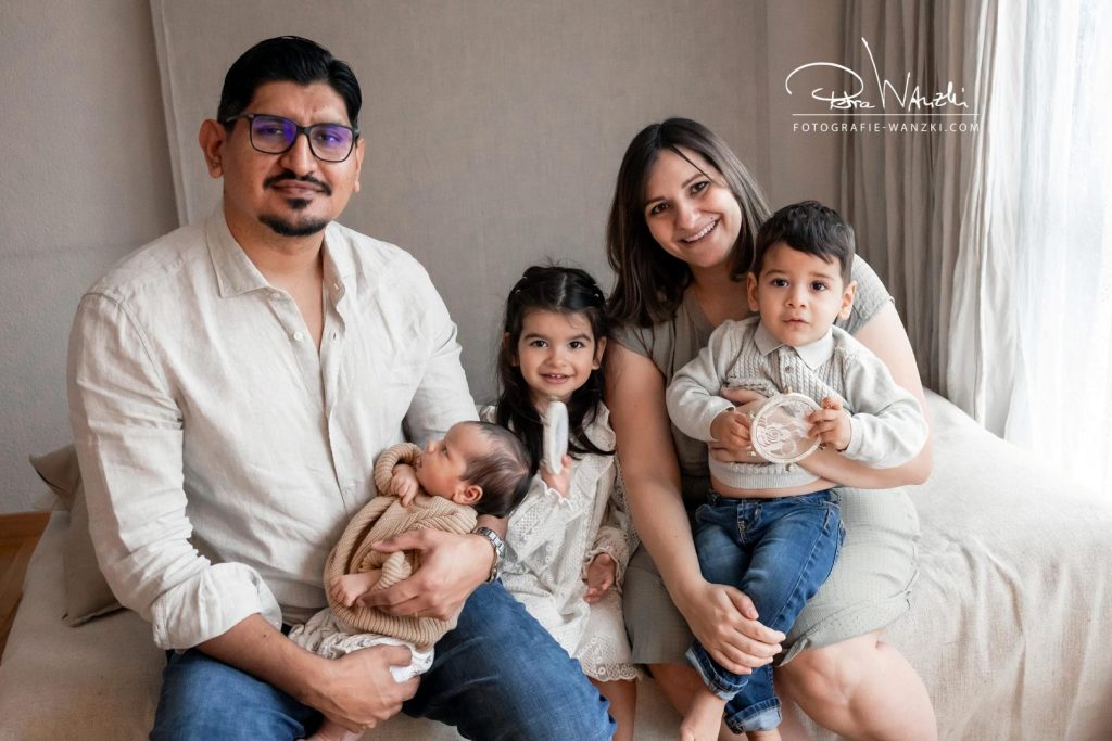 Glückliche Familie mit 3 Kindern, Familienbild mit Baby im Arm, das vom Vater gehalten wird, im Fotostudio in Winterthur