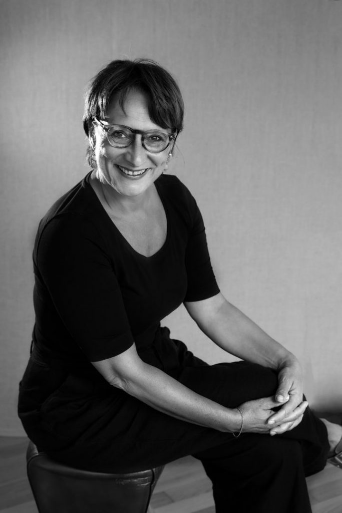 Fotografin Petra Wanzki lachend im Fotostudio in Winterthur