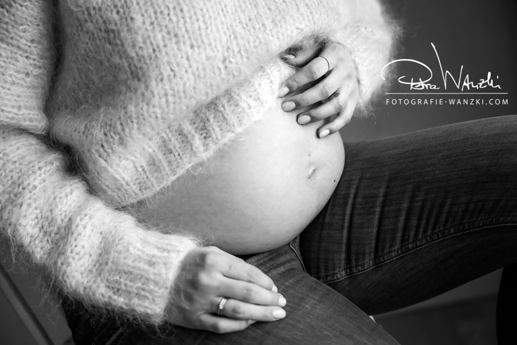 Outfit für BabyBauch FotoShooting, Schwangere im Kuschelpulli im Fotostudio in Winterthur