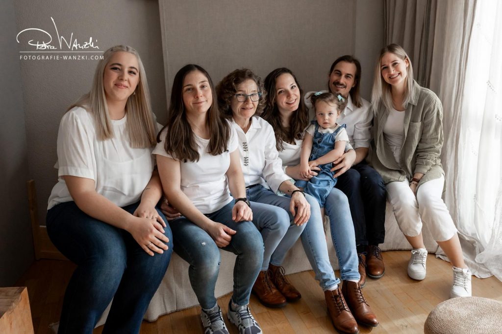 Generationen FotoShooting im Studio Fotografie Wanzki in Winterthur, Oma mit ihren Kindern und Enkelkindern