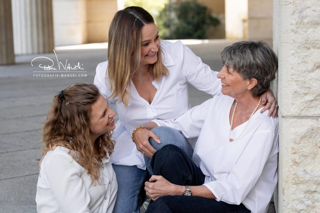 Mutter mit ihren erwachsenen Töchtern beim Fotoshooting in winterthur