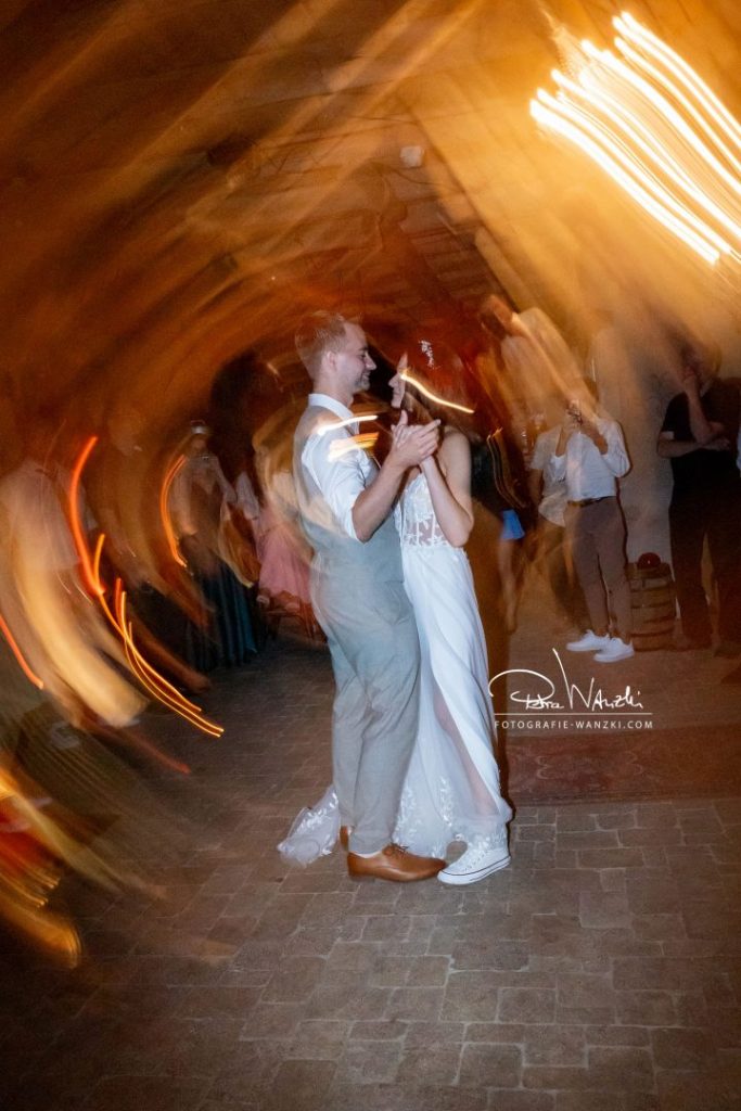 Hochzeitstanz mit Lichtschweife im Heuboden Eventlokal, Gäste feiern