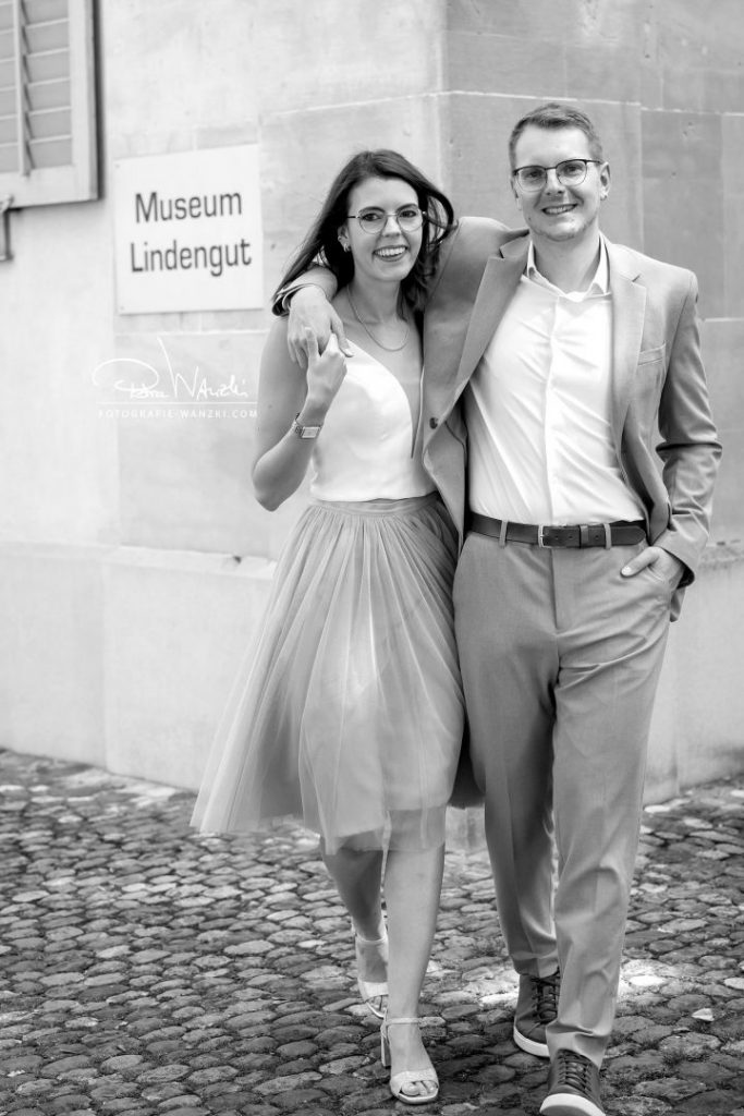 Glückliches Brautpaar nach der Trauung, Hochzeitsfotograf fotografiert beide vor der Villa Lindengut in Winterthur, Bild in schwarz-weiss