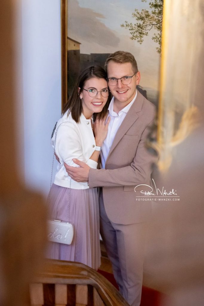 Brautpaar steht Arm in Arm bei der Trauung in der Villa Lindengut in Winterthur