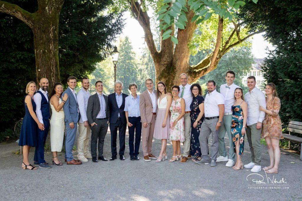 Gruppenfoto im Park bei der Hochzeit in der Villa Lindengut in winterthur