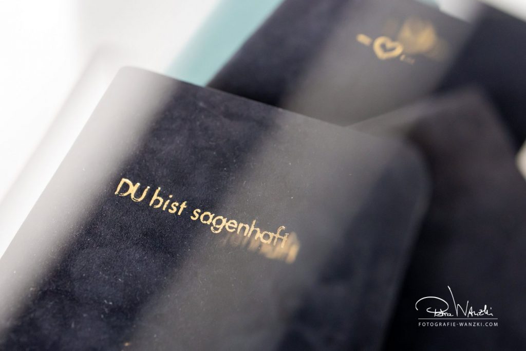 schwarze Notizbücher liegen aufeinander, eines ist mit dem Text du bist sagenhaft beschrieben